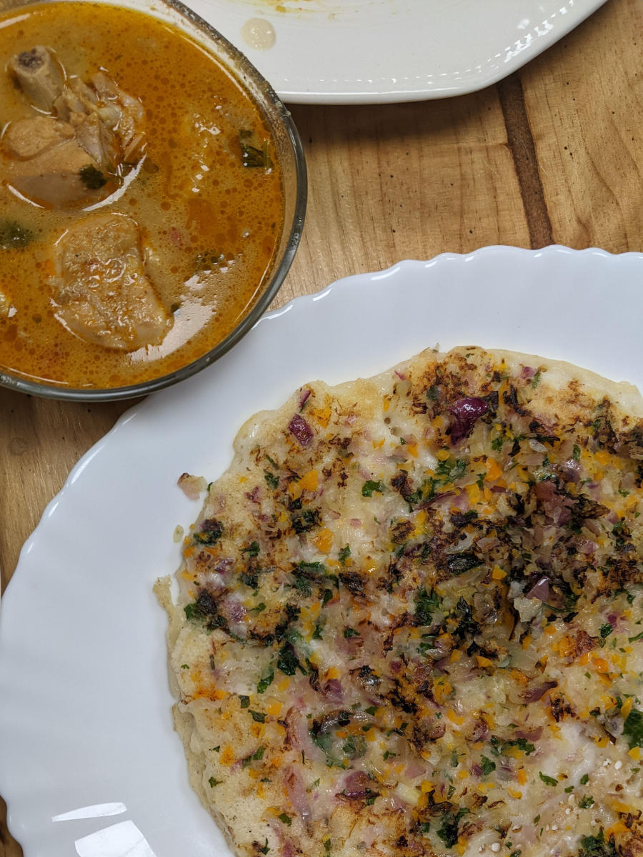 Onion dosa con curry de cordero